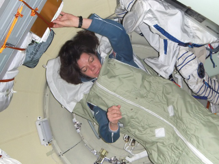 Illustration for article titled Rare Images From Inside a Soyuz During Flight